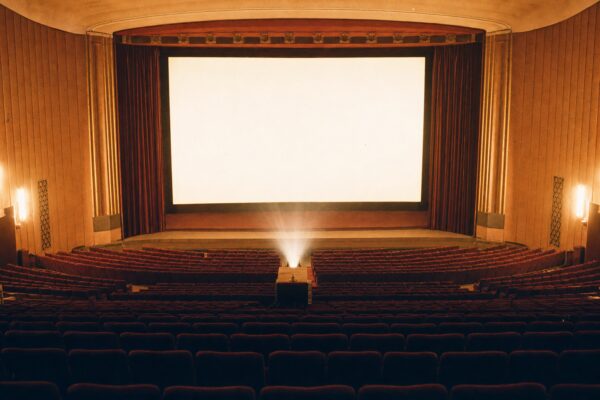 Leerer DDR-Kinosaal der 1960er Jahre — warme Stimmung vor Filmbeginn