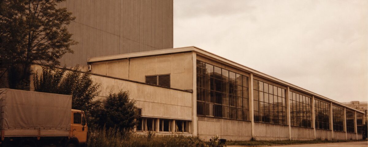 DEFA-Studiogebäude Außenansicht — Filmproduktionsort der DDR-Ära