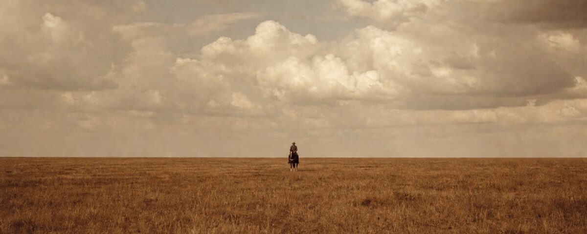 Weitläufige Steppenlandschaft mit einsamer Reitersilhouette — DEFA-Western-Motiv