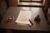 DDR-Behördenschreibtisch mit VERTRAULICH-gestempelten Dokumenten — Stasi-Ästhetik