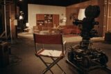 Leerer Regiestuhl und Kamera auf einem DEFA-Filmset der 1960er Jahre — Zeichen eines unterbrochenen Drehs