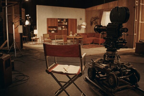 Leerer Regiestuhl und Kamera auf einem DEFA-Filmset der 1960er Jahre — Zeichen eines unterbrochenen Drehs