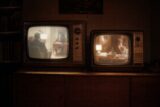 Zwei Vintage-Fernsehgeräte der 1970er — Tatort und Polizeiruf 110 im Vergleich